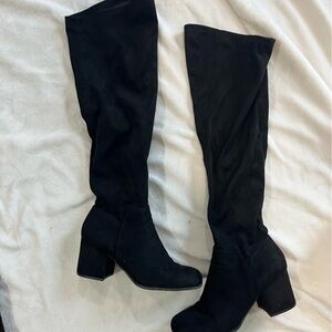 Women size 9 wide calf knee high boots

Gentle/normal wear